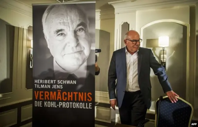 هریبرت شوان، روزنامه نگار و نویسنده کتاب، مجبور شد نوار تمام مصاحبه ها را برگرداند ولی قبل از این کار متن تمام مصاحبه ها را نوشت