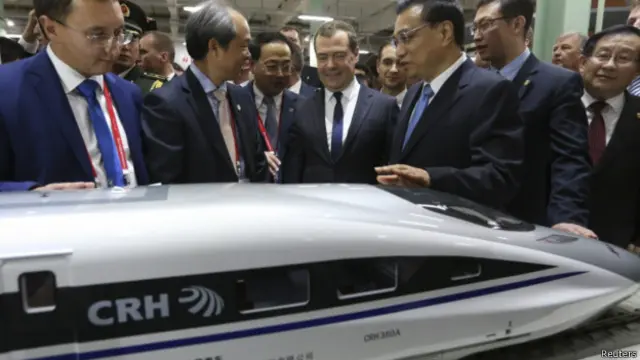 中国总理李克强向俄国总理梅德韦杰夫展示中国高铁模型。