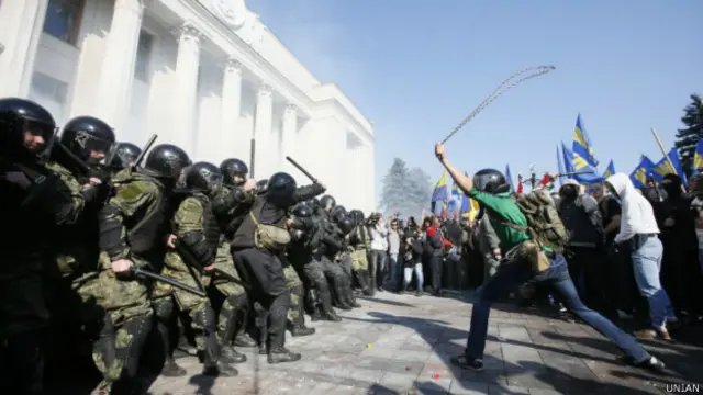 По словам Дмитрия Корчинского, людей из "Братства" во время столкновений возле Верховной Рады 14 октября не было