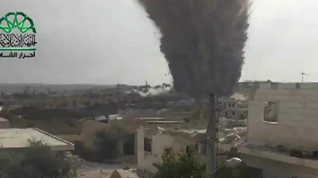 المعارضة تقول إنها حفرت أنفاقا تحت المعسكر لتفجره.