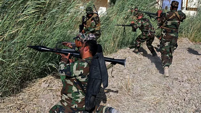 Milicianos xiitas enfrentam o 'EI' no Iraque (EPA)