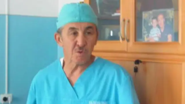 Калдарбек Абдраманов, Түштүк аймактык жүрөк-кан тамыр хирургиясы илимий борборунун директору: Жүрөктү токтотуп, анын клапандарын алмаштырып баштаганда ошондой окуя болду. Мен эми хирургдардын, операцияга катышып жаткан дарыгерлердин абалын сөз менен айтып бере албайм. Караңгыда кол чырактардын жардамы менен жүрөктүн так ортосундагы эки клапанды тигип, бирөөнү жамап туруп чыгып кетиш керек эле