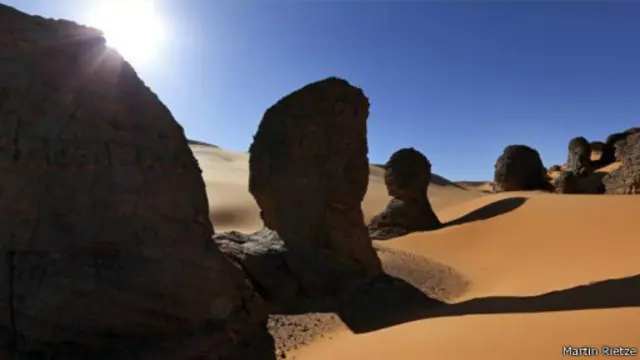 الصحراء الكبرى تتصف بالارتفاع الشديد في درجة الحرارة، ما يجعلها غير قابلة للسكن. 