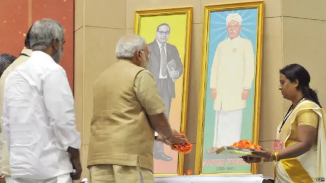 आंबेडकर की प्रतिमा पर फूल चढ़ाते नरेंद्र मोदी