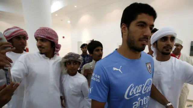 Suarez dikelilingi penggemarnya dalam lawatan Barcelona di Oman.