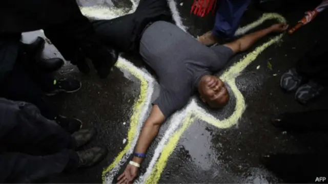 کشیش چارلز برتون یکی از معترضانی بود که برای ادای احترام به مایکل بروان روی زمین درازکشید تا با گچ دور بدنش خط کشیده شود