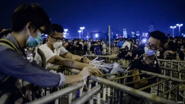 一些示威者在警方拆除路障之後重新設置路障。