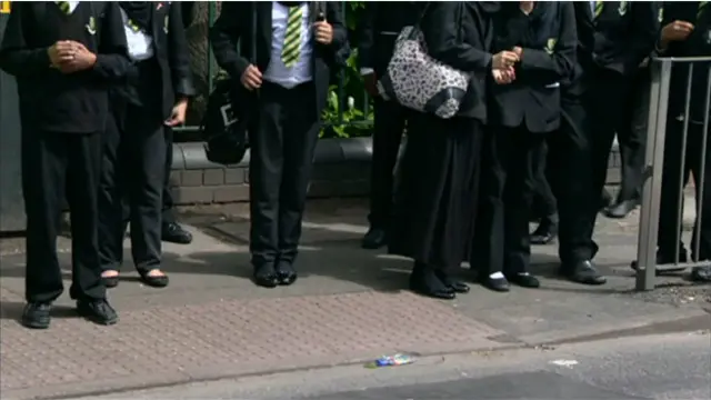 Sejumlah siswa siswi Golden Hillock School, yang dituding tak menerapkan rencana aksi untuk memperbaiki kurikulum.