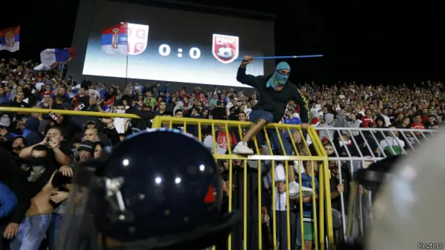 Penonton pun menyerbu masuk lapangan.