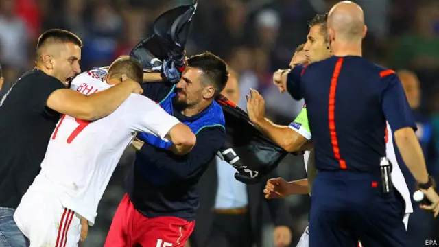 Pemain Serbia dan Albania akhirnya baku hantam di lapangan.