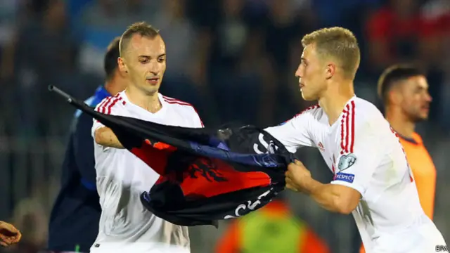 Bendera Albania yang melayang, direnggut pemain Serbia, meletuslah kericuhan