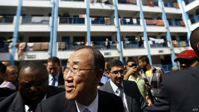 با با بان کی مون نے غزہ میں اس سکول کا بھی دورہ کیا جس کو اسرائیل نے نشانہ بنایا تھا