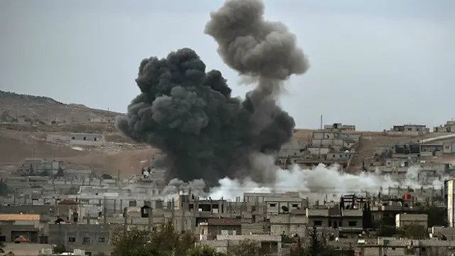 دود ناشی از حمله ائتلافی به مواضع داعش در کوبانی - ۱۴ اکتبر