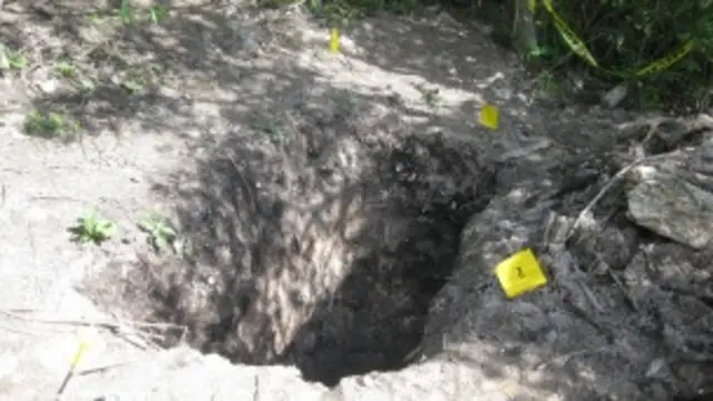 En las primeras seis fosas se encontraron 28 cuerpos calcinados. Foto BBC