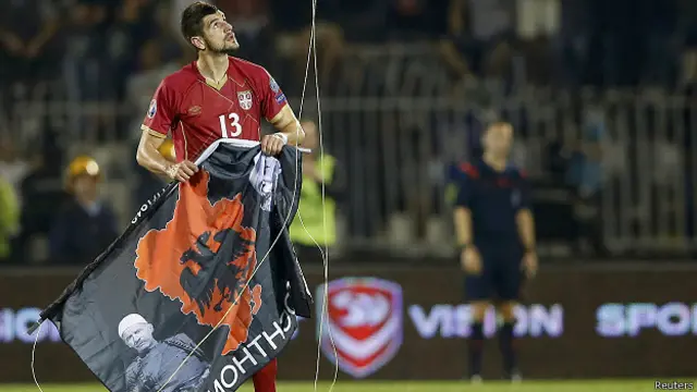 Защитник сербской сборной Стефан Митрович с флагом "Великой Албании"