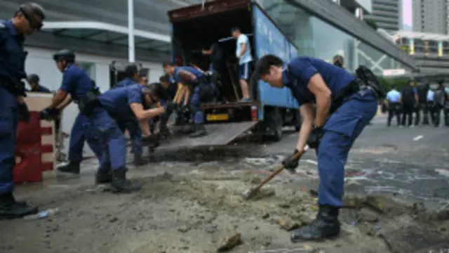 ဆန္ဒပြသူတွေ သိမ်းပိုက်ထားတဲ့ နေရာတွေကို ရဲတွေ ရှင်းလင်း ဖယ်ရှားခဲ့