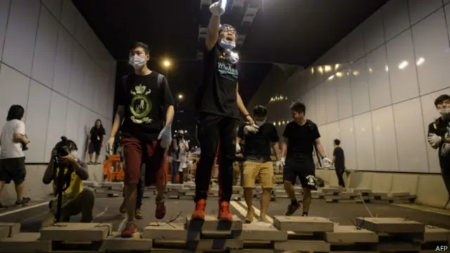 Người biểu tình cố thủ trong đường hầm