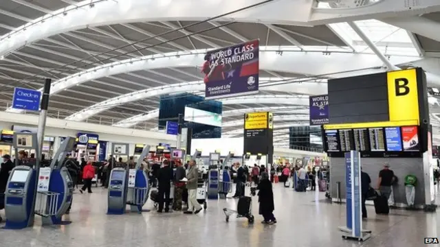 ایبولا کے لیے امریکہ کے ایئرپورٹ پر سکریننگ کا نظام تیار کیا جا رہا ہے