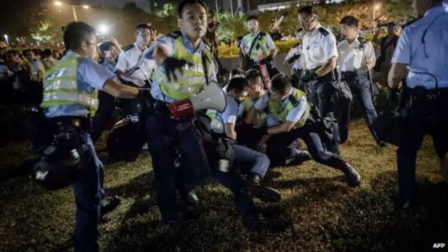 Polisi berupaya menggusur demonstran dari Jalan Lung Wo yang merupakan salah satu perlintasan utama Hong Kong.