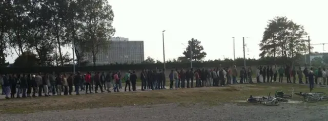 سیمه يیز چارواکي مهاجرو ته خوراکي شیان ورکوي چې ورته اوږده کتارونه جوړ شوي