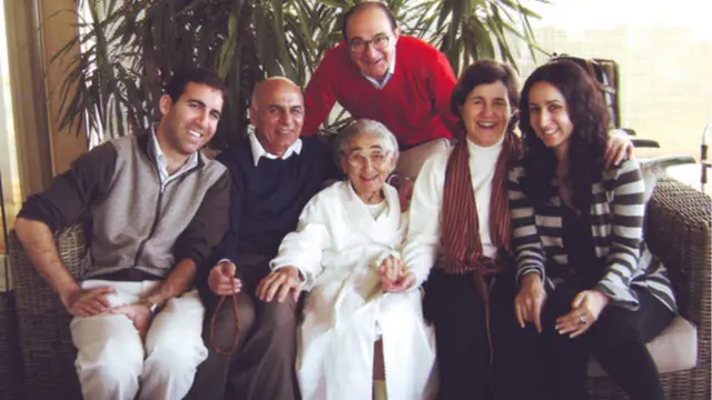 رولا و اشرف‌غنی احمدزی دختری به نام مریم و پسری به نام طارق دارند که در آمریکا به دنیا آمده و بزرگ شده اند و در همانجا مشغول کار و تحصیل اند.