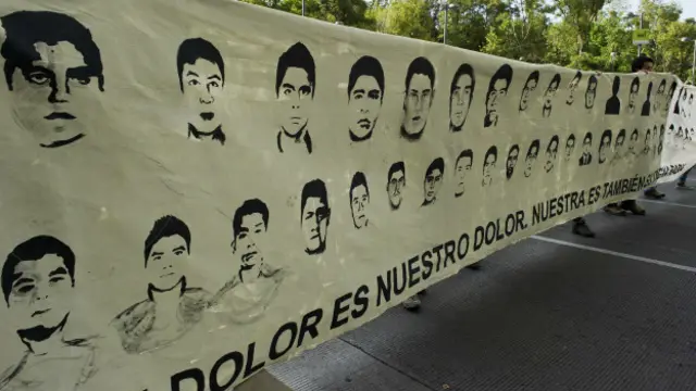 Faixa com fotos dos estudantes desaparecidos