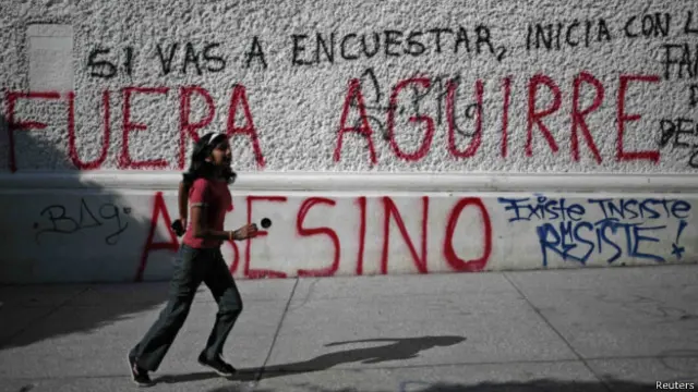 Grafite num muro de Iguala acusa governador de assassinato