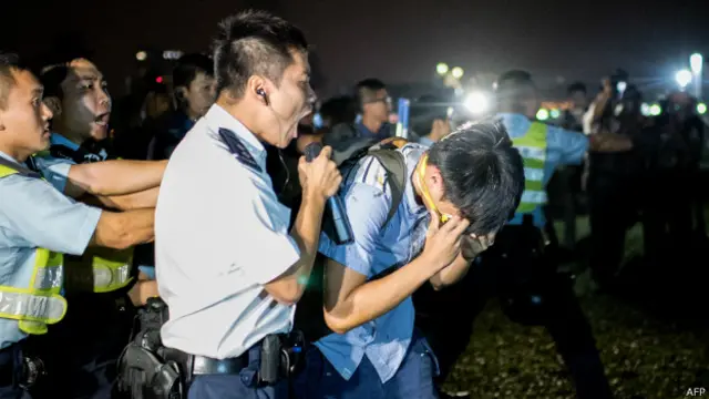 Полиция Гонконга вытесняет демонстрантов