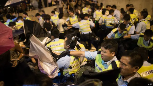 Полиция разгоняет демонстрантов