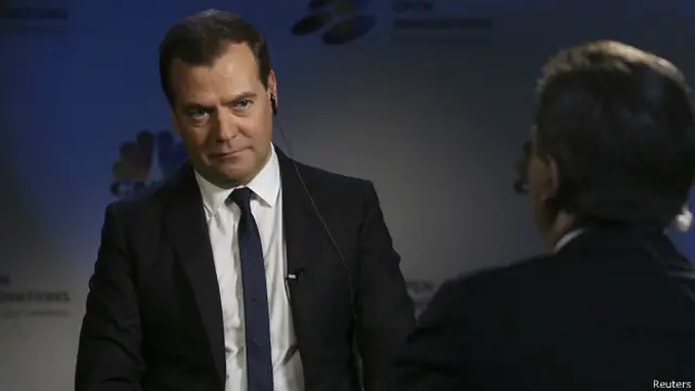 Премьер-министр РФ Дмитрий Медведев дает интервью CNBC