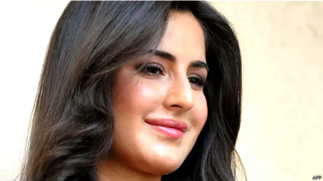 قطرینہ کیف نے فنکاروں کے ساتھ مل کر پتلے کی شکل و صورت اور لباس طے کیا 