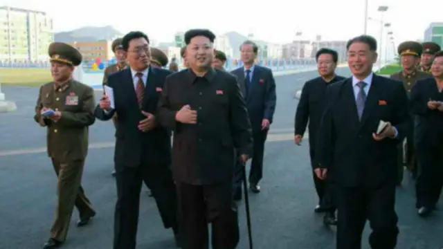 Dalam tayangan televisi, Kim Jong-un terlihat berjalan dengan bantuan tongkat.