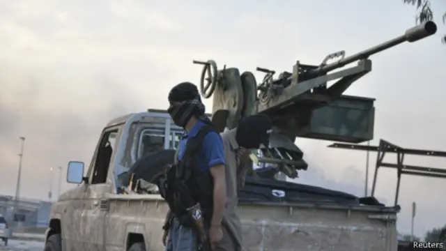 ISIS menggunakan jejaring sosial Facebook untuk merekrut kaum muda.