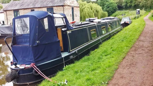 Barco é pequeno, mas tem quase tudo de que o casal precisa