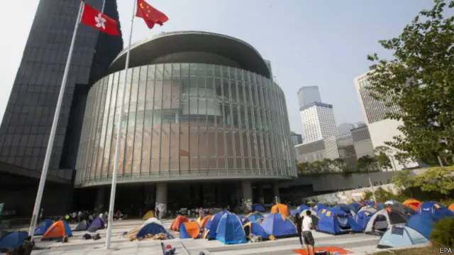 「佔領中環」示威者的帳篷包圍了香港立法會大樓（15/10/2014）