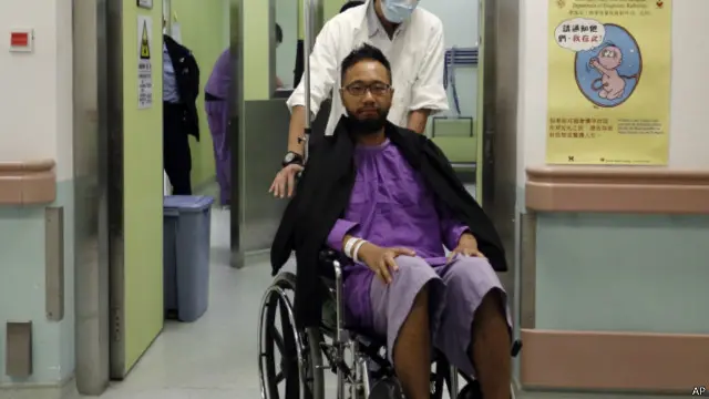 Ông Ken Tsang phải vào viện