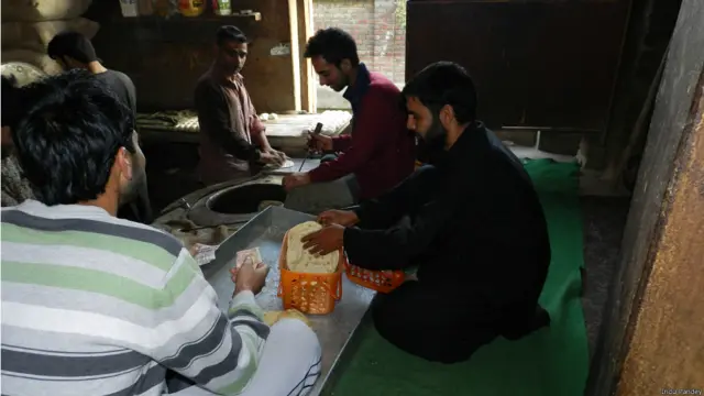 रोटी, कश्मीर, आदमी