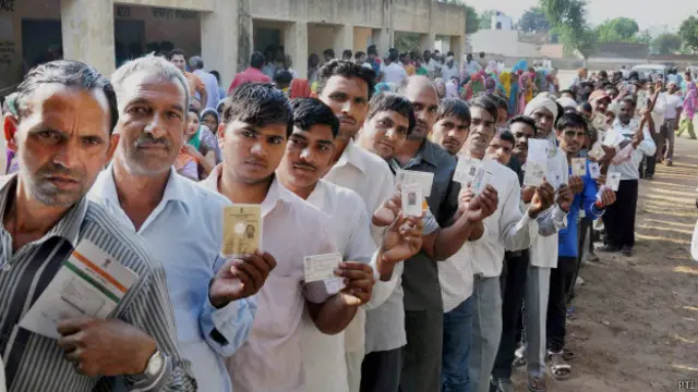 हरियाणा में मतदान के लिए कतार में खड़े मतदाता