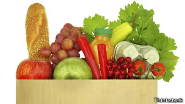 Variedad de alimentos en una bolsa