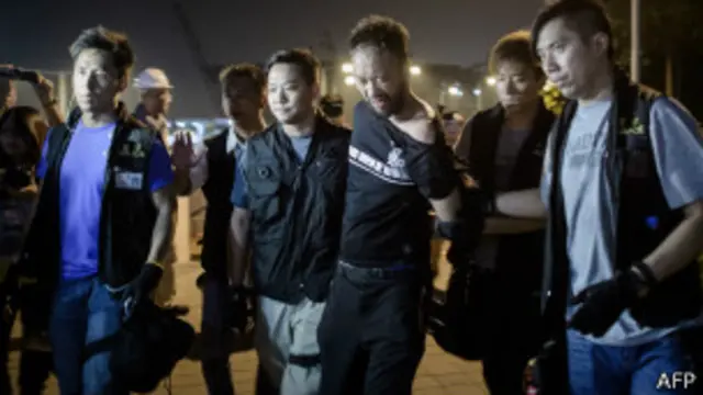 Ken Tsang ကို ရဲတွေ ဖမ်းဆီးသွားစဉ်