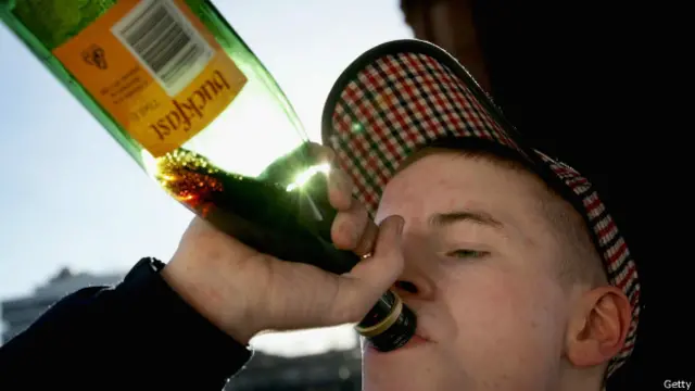 Adolescente bebiendo 