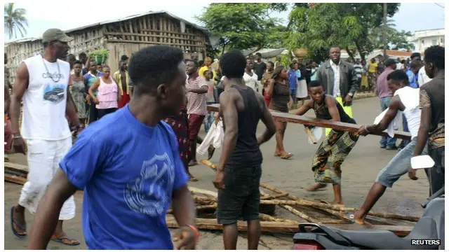 شهروندان فریتاون در اعتراض به واکنش کند دولت سیرالئون در انتقال اجساد قربانیان ابولا در پایتخت این کشور به سد معبر پرداختند