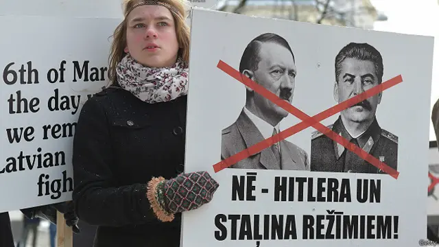 Участница протеста в Риге