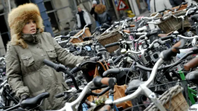 Тисячі велосипедів, припаркованих посеред вулиць
