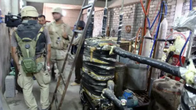 قوات أمريكية تفتش مصنعا للأسلحة الكيمائية متشبه به في الموصل عام 2005