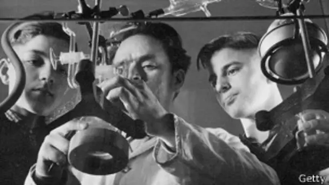 Estudiantes alemanes y científico en los laboratorios de Bayer