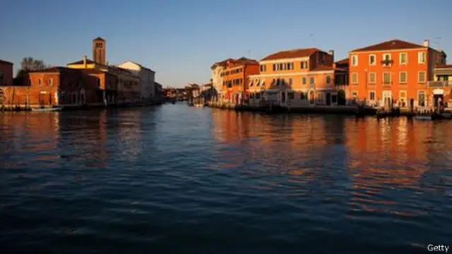 يمكن الوصول بسهولة لجزيرة مورانو عن طريق التاكسي النهري أو الباص النهري من مدينة فينيسيا