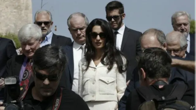 أمل كلوني وزملاؤها في متحف أكروبوليس في أثينا