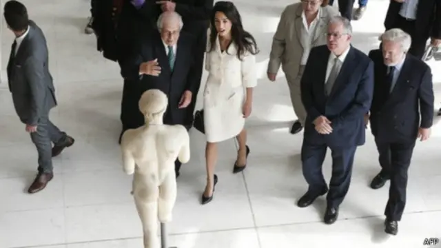 أمل كلوني في جولة بالمتحف برفقة الرئيس اليوناني ديمتريس بانتيرماليس