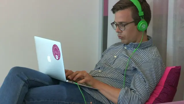 پخوانۍ سروې ګانې ښيي چې پر انټرنټ روږدي کېدل د نشه یي توکو او شرابو روږدي کېدو ته ورته حالت دی او د انسان په بدن کې په عین ډول د ډوپامین کیمیاوي ماده پیدا کوي.